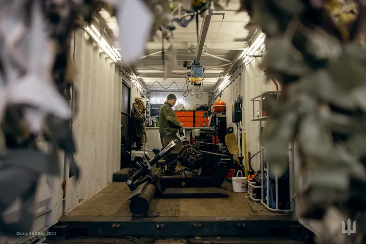 Процес відновлення техніки в мобільному СТО. Фото 45та ОАБр. мСТО Реактивна Пошта